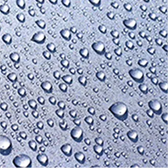 表面に多数の水滴が付着している撥水加工された素材の接写画像