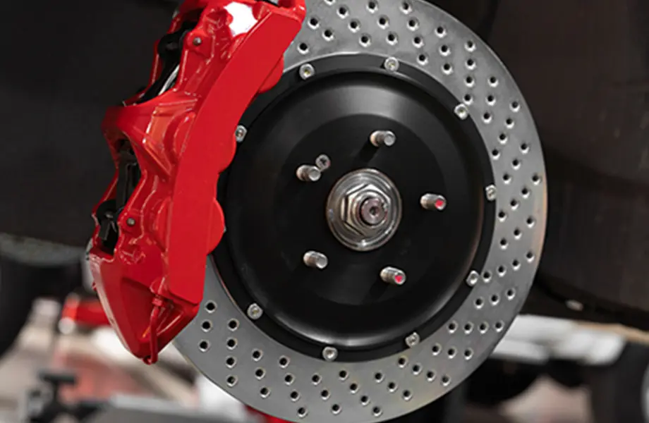 赤いブレーキキャリパーとドリルド加工されたディスクローターの自動車用ブレーキシステムの詳細
