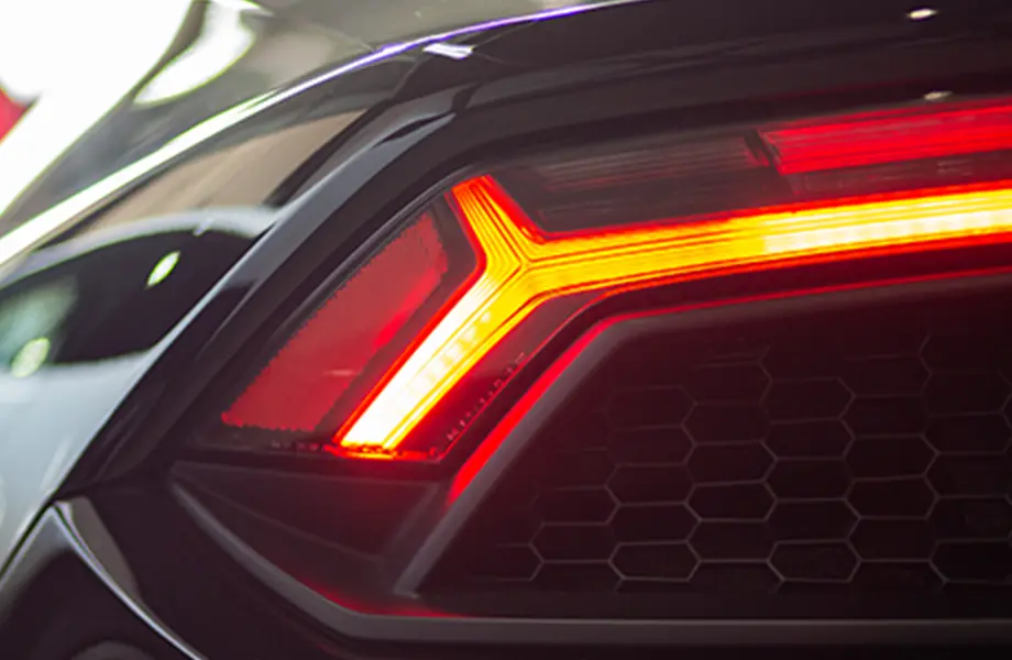 車のテールランプが点灯しているシーン、クールなデザインのライトが特徴