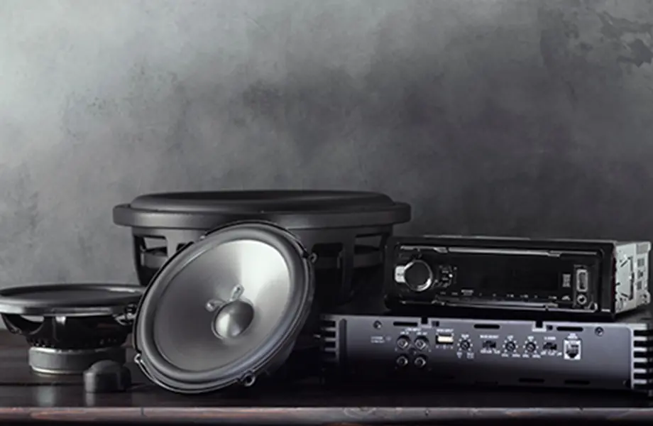 車のカーステレオやスピーカーなど、オーディオ機器が並べられたディスプレイ画像