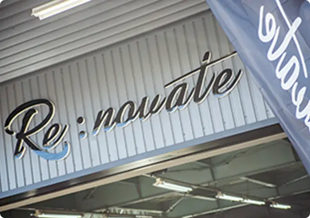 Re:novateと書かれた看板が建物の外壁に取り付けられている様子