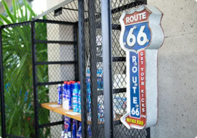 ROUTE 66の看板とカーケミカル用品が陳列された店内の一角