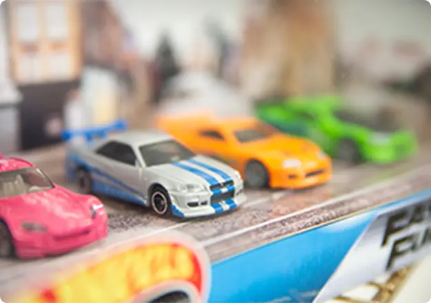 ワイルド・スピード風のミニチュアカーが並ぶディスプレイケース
