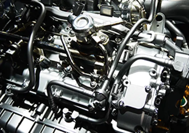 自動車のエンジン内部をクローズアップ、複雑に配線された金属部品が見える