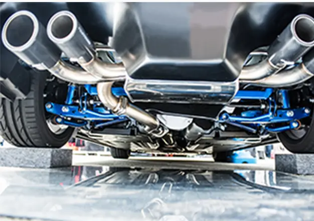 車の下部から見たマフラーとサスペンションの構造、4本出しの排気口が特徴
