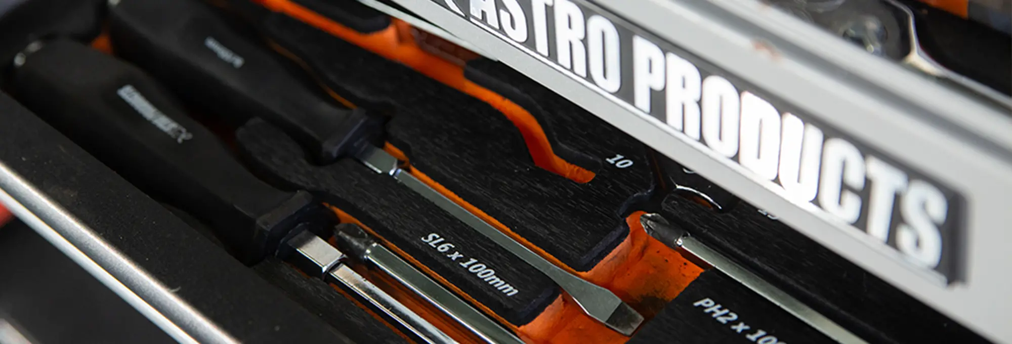 工具箱の中に neatly 配置されたドライバーやスパナなどの工具が見えるクローズアップ