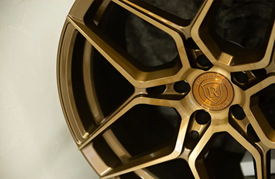 高級車のアルミホイールがクローズアップされた写真