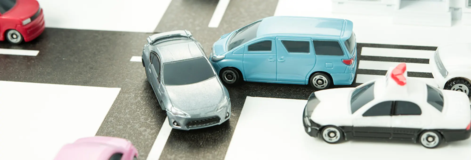 ミニカー同士が交差点で衝突しているシーン、交通事故の模型