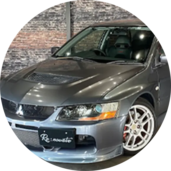 レンガ調の壁を背景にしたスタイリッシュな車両撮影