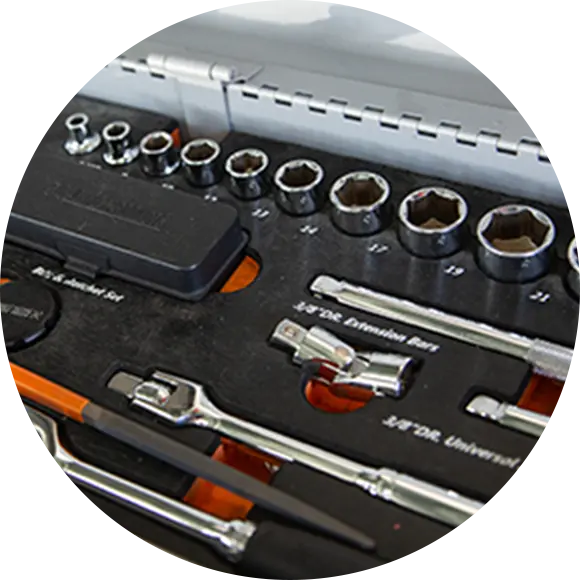 ソケットレンチやエクステンションバーなどが整然と並ぶ工具セット