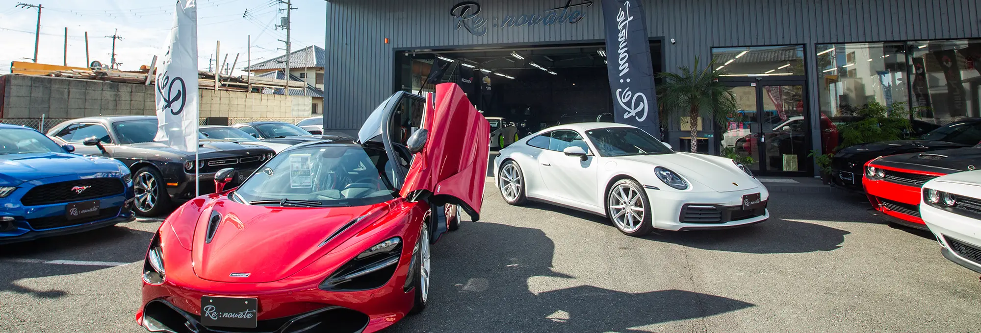 高級スポーツカーが並ぶカーディーラーの屋外展示場の風景