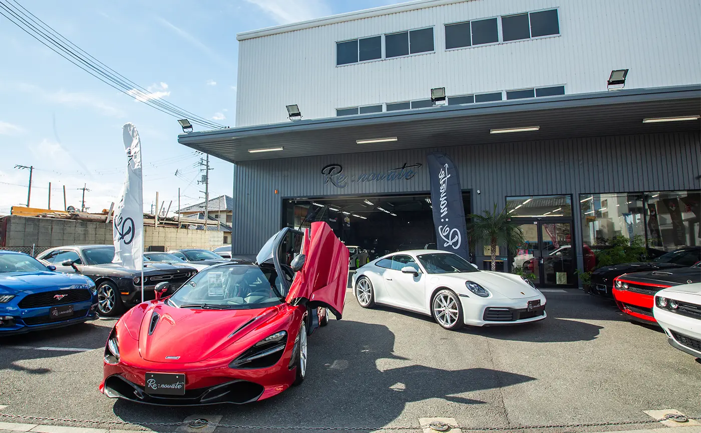 高級スポーツカーが並ぶカーディーラーの屋外展示場の風景