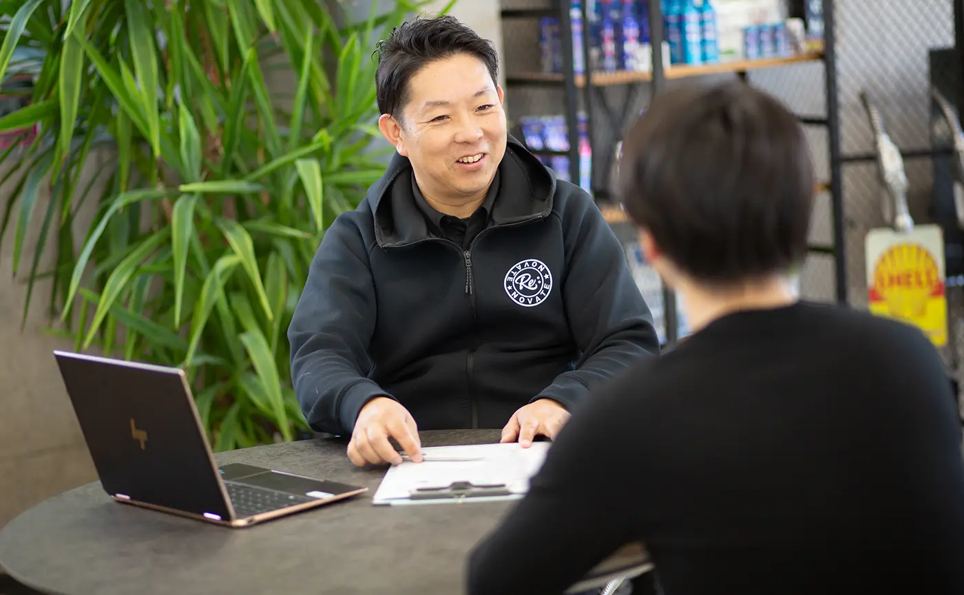 中古車買取の商談風景