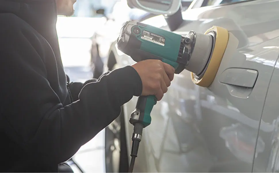 抗菌・コーティング作業をする男性